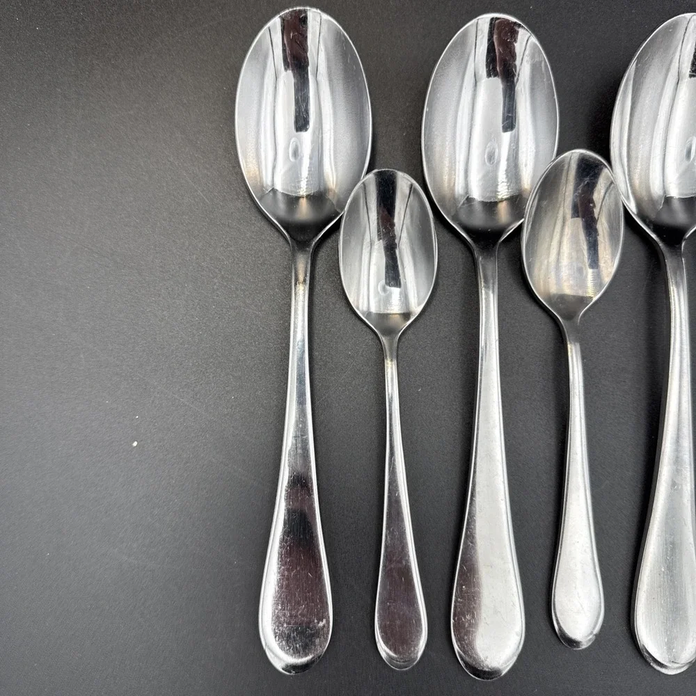 7 Piece Lot Oneida Icarus Glossy Stainless 4 Place Spoons 3 Teaspoons